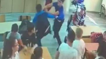   Primul caz de bullying, în instanţă! Copilul urlă de durere, iar profesoara este depăşită de situaţie! Daune de 15.000 de euro! VIDEO