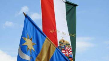 Curtea de Apel Brașov a anulat hotărârea de guvern prin care s-a adoptat steagul secuiesc ca drapel oficial al orașului Sfântu Gheorghe / Sentința nu e definitivă