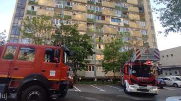 Un incendiu a izbucnit într-un bloc de 10 etaje din Cluj/ Peste 50 de persoane s-au autoevacuat
