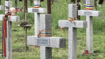 Decizie definitiva a tribunalului: trebuie demolate cele 50 de cruci din beton pentru eroii romani din Cimitirul Valea Uzului
