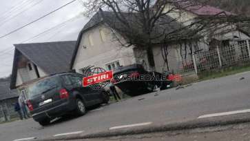 Impact violent între două mașini la Sarasău. Un șofer de 19 ani rănit. Accidente și la Suciu de Sus și Sighetu Marmației