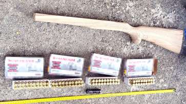 Cartușe pentru armă de vânătoare și dispozitiv tip amortizor descoperite într-o mașină