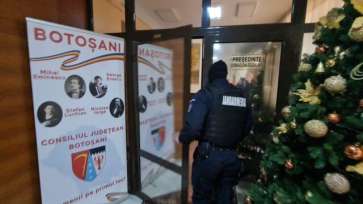 Fostul director al Spitalului Județean Botoșani, directorul de îngrijiri și alte persoane de la administrativ, arestate preventiv în dosarul DNA de luare de mită și trafic de influență, au decis ...