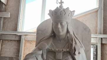 Atât este de vie statuia Reginei Maria că am făcut involuntar o reverență la întâlnirea cu Majestatea Sa