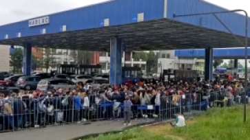 NEBUNIE în Vama Nădlac - Cozi KILOMETRICE, oamenii așteaptă cu ORELE să intre în țară