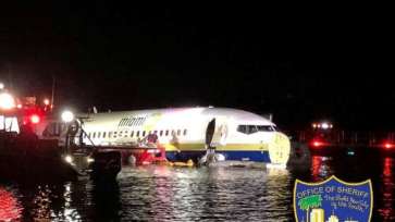Un Boeing 737 cu 143 de oameni la bord a ratat aterizarea şi a ajuns într-un râu